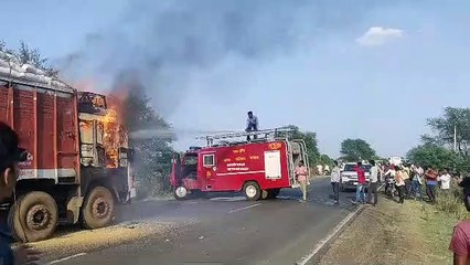 गेहूं लदे ट्रक में लगी आग - देखें वीडियो