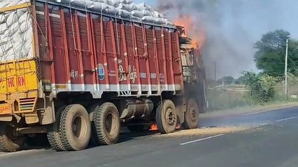 गेहूं लदे ट्रक में लगी आग - देखें वीडियो