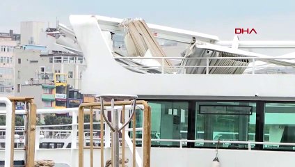 Faciadan son anda dönüldü! Tur teknesi Galata Köprüsü'ne çarptı