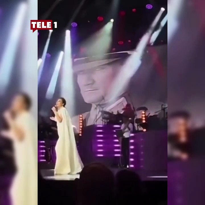 "Seni Yazdım" şarkısını Atatürk'e söyledi! Funda Arar'dan tüyleri diken diken eden performans
