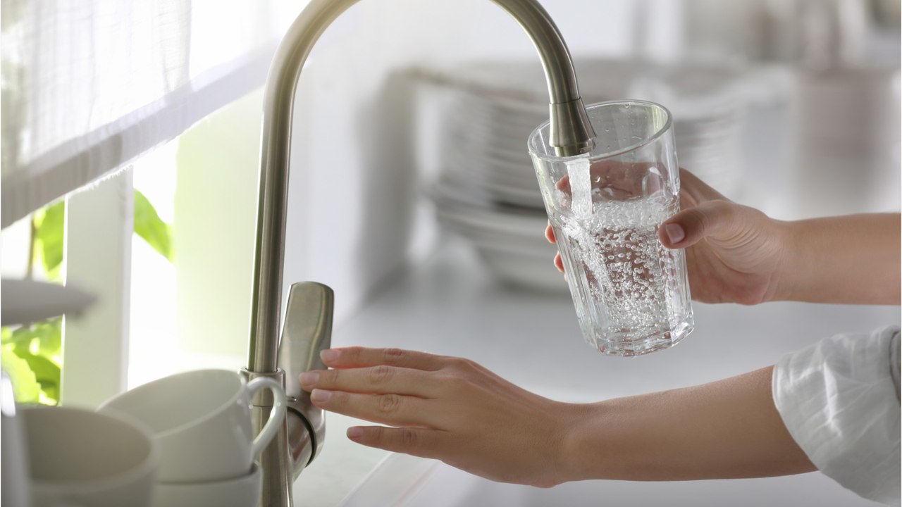 Leitungswasser trinken im Urlaub: Darauf sollten Sie achten