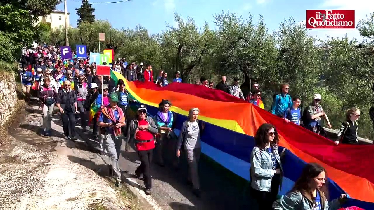 Da don Ciotti all'Anpi, in migliaia alla marcia per la pace Perugia-Assisi. Ma i partiti non ci sono: "Parlano solo di armi"