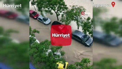 İspanya'da sel: Araçlar yollarda kaldı