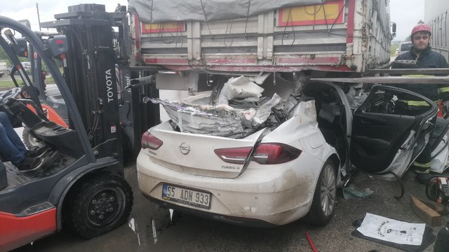 Tırın altına giren otomobilin sürücüsü hayatını kaybetti