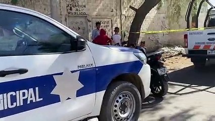 Voraz incendio consume terreno utilizado para acumular material de reciclado en El Salto