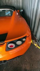 3 سيارات تسلا رودستر المركونة في حاوية في الصين تباع بـ 2 مليون دولار