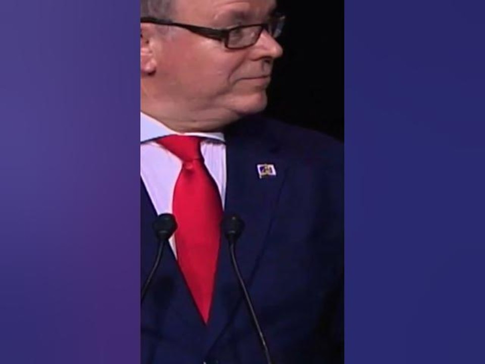 Charlene de Monaco tres métamorphosée au bras du Prince Albert pour cet evenement glamour à Monaco