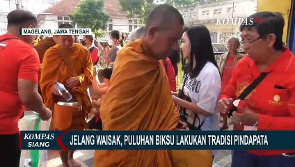 Jelang Waisak, Puluhan Biksu Lakukan Tradisi Pindapata di Jalan Pecinan Magelang