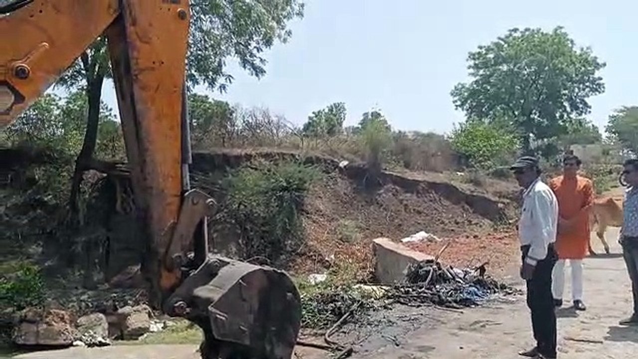 बड़े नालों की सफाई के लिए  नगरपालिका ने नालों में उतारी पोकलेन, जेसीबी