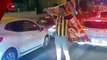 Fenerbahçeli bir taraftar, Galatasaray bayrağı ile kutlamalara katıldı