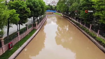 Sağanak yağış sonrası turistik Porsuk Çayı'nın rengi kahverengiye döndü