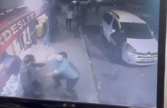 İki grup arasında falçatalı, tekmeli kavga kamerada