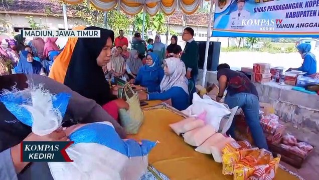 Demi Sembako Murah, Ratusan Warga Madiun Rela Antre Berjam-jam