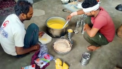 खाना तैयार कर टिफिन लगाते हुए