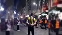 Il est apparu devant des fans de Galatasaray marchant avec des marches en maillot de Fenerbahçe ! Ce qui s'est passé ensuite, c'est la bombe.