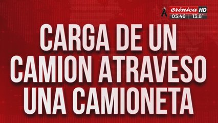 Carga de camión atravesó a una camioneta en plena ruta