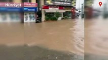 İzmir'de şiddetli yağış! Yollar göle döndü, iş yerlerini su bastı