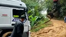 Caminhão atola em rodovia estadual de péssimas condições na Grande Florianópolis