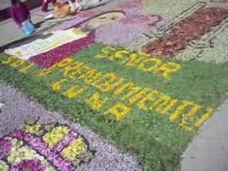 les dessins de fleurs a Huancavelica pour la procession 2