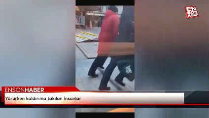 Yürürken kaldırıma takılan insanlar