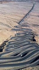 Cette route de montagne en amérique du sud est incroyable