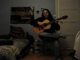 moi qui essaie de jouer de la guitare (2) ! !