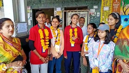 मां तुझे प्रणाम योजना में रवाना हुईं बालिकाएं