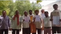 ललितपुर: खराब हुई फसलों के मुआवजे की मांग को लेकर डीएम को किसानों ने सौंपा ज्ञापन