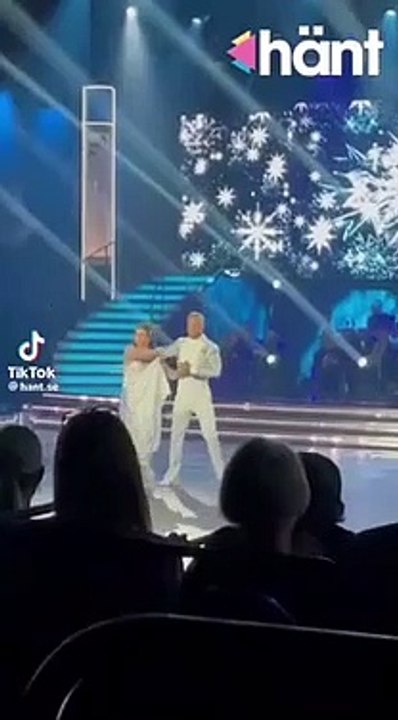 Une caméra vient calmer un activiste du climat qui s'incruste sur un plateau TV