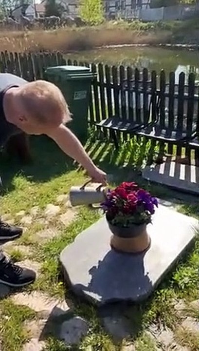 Il cache un secret à sa femme dans son jardin pour ses soirées entre potes