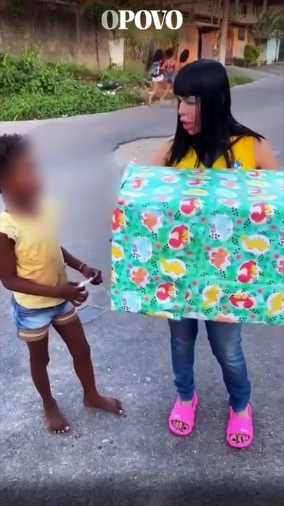 Mãe e filha influencers são acusadas de racismo após “presentearem” crianças negras com banana e macaco de pelúcia