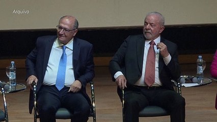 Lula conversa com papa sobre paz na Ucrânia e o convida para vir ao Brasil