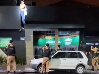 Vídeo mostra momento que 'Homem-Aranha' escala telhado de casa noturna em Umuarama