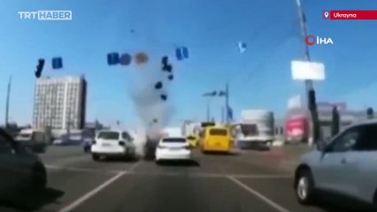 Rus füzesi başkent Kiev’de otoyola düştü