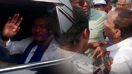 নবজোয়ারে চূড়ান্ত বিশৃঙ্খলা, ভাইপোর  নিরাপত্তারক্ষীর ধাক্কায় আহত মন্ত্রী অখিল গিরি!| Oneindia Bengali