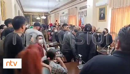 Sesión extraordinaria del Concejo Municipal en medio de protestas y vigilia