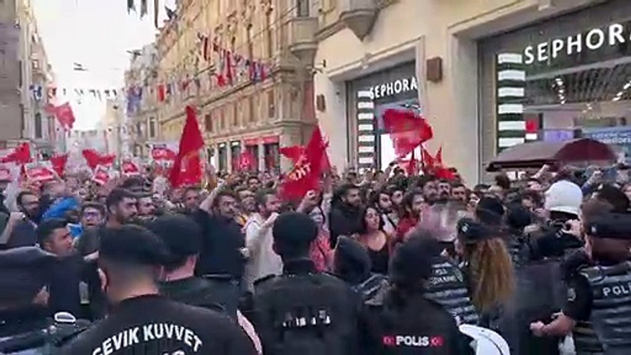 Bir avuç TKP'liden Taksim'de 'kalkışma' denemesi!