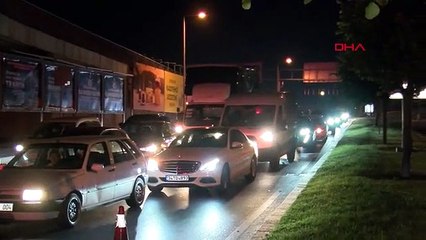 Le TIR s'est écrasé sur le viaduc d'Istanbul-Bakırköy renversé