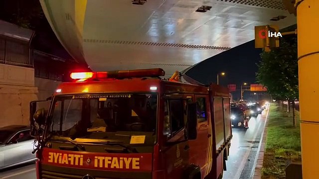 Bakırköy'de Üst Geçide Takılan Tır Devrildi