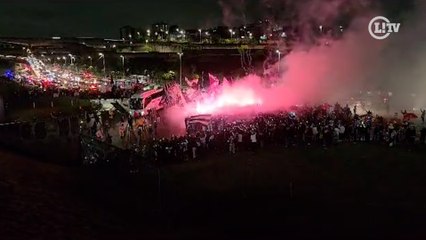 Download Video: Torcida do Corinthians faz festa impressionante na chegada do time à Neo Química Arena