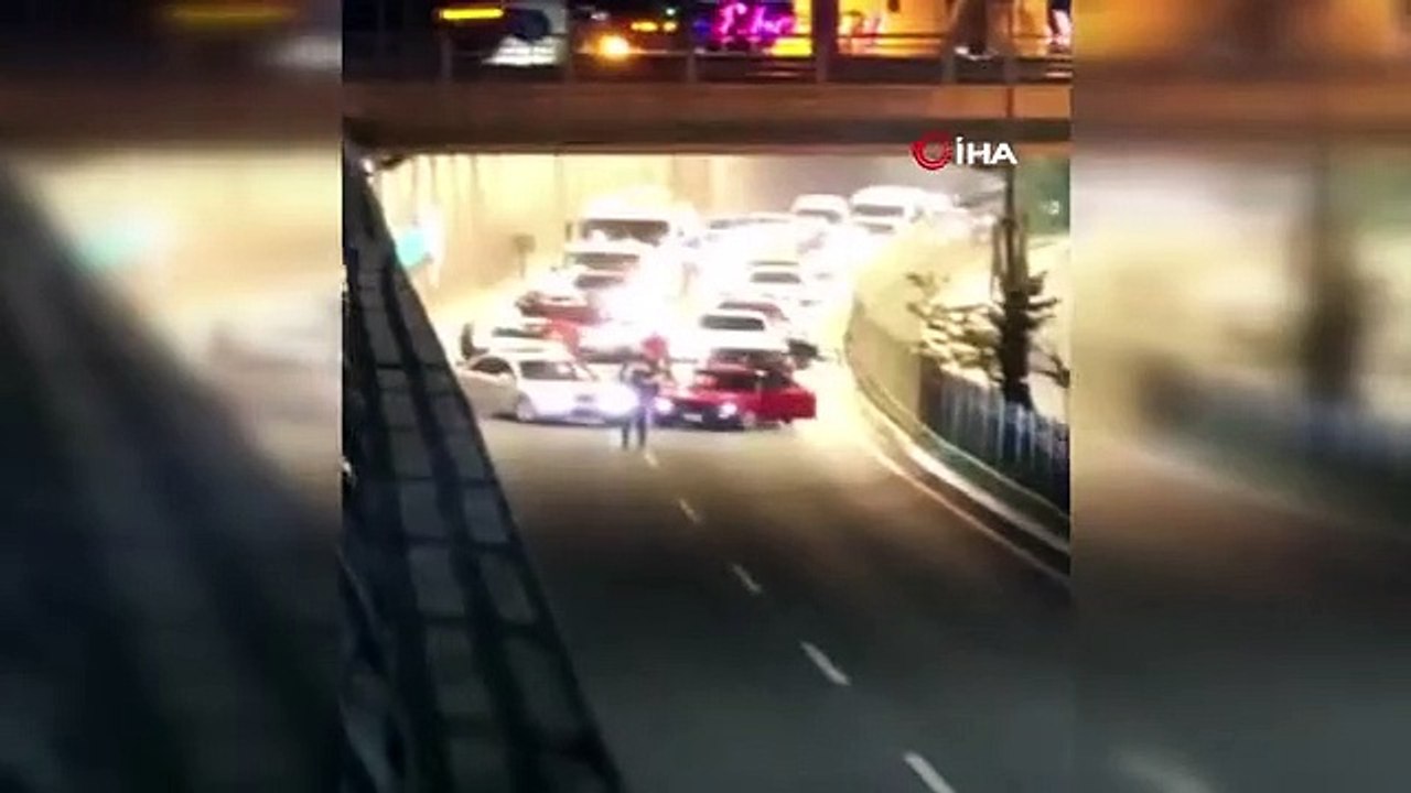 Yolu kapatıp eğlenen asker konvoyu cep telefonu kamerasında