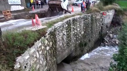 Denizli'de Kamyon Aşırı Yağıştan Çöken Yola Düştü