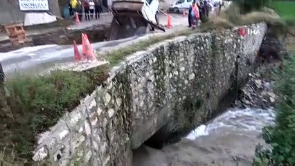 À Denizli, le camion s'est écrasé sur la route en raison de précipitations excessives