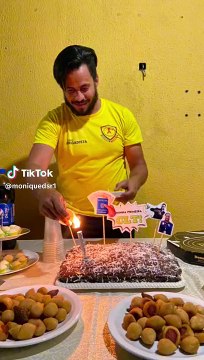 Família faz festa surpresa para comemorar primeiro emprego com carteira assinada do filho