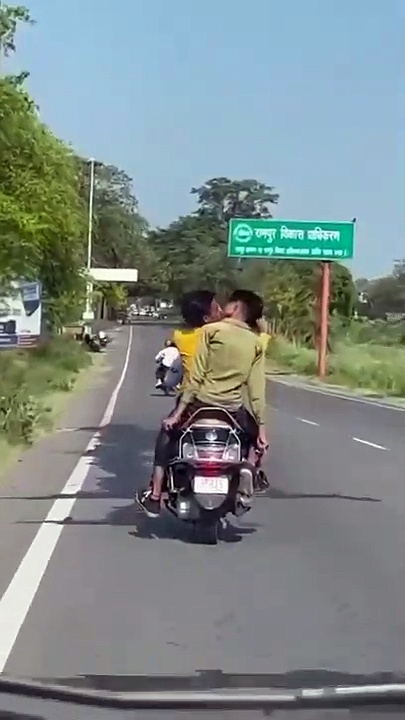 என்ன நடக்குது இங்க..? - உ.பி.இல் பையனும் பையனும் ஓடும் வண்டியில் லிக் லாக்! - தேடுதல் வேட்டையில் போலீஸ்!