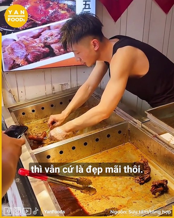Anh chủ quán đẹp trai hoang mang khi mở cửa hàng mà fan hâm mộ xếp hàng đông nghẹt