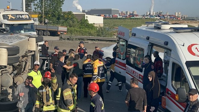 Kocaeli’de servis minibüsü kaza yaptı: 13 yaralı