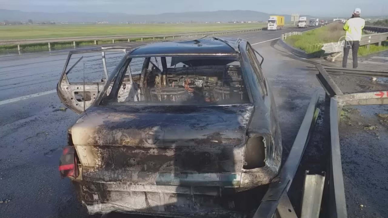 Bariyere çarparak yanan otomobildeki 3 kişi yaralandı