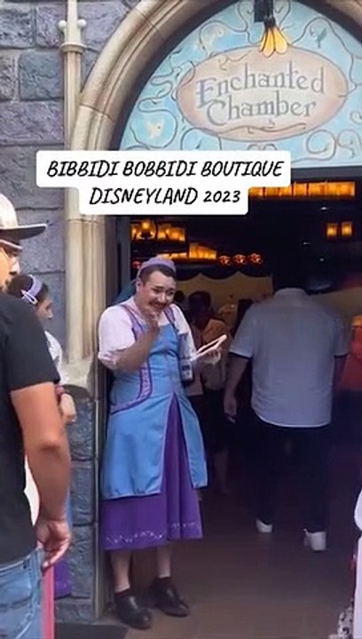 Disneyland'da kadın kılığına giren erkek çalışan, tepkilere neden oldu