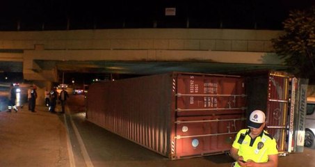 Bakırköy'de üst geçide çarpan TIR devrildi